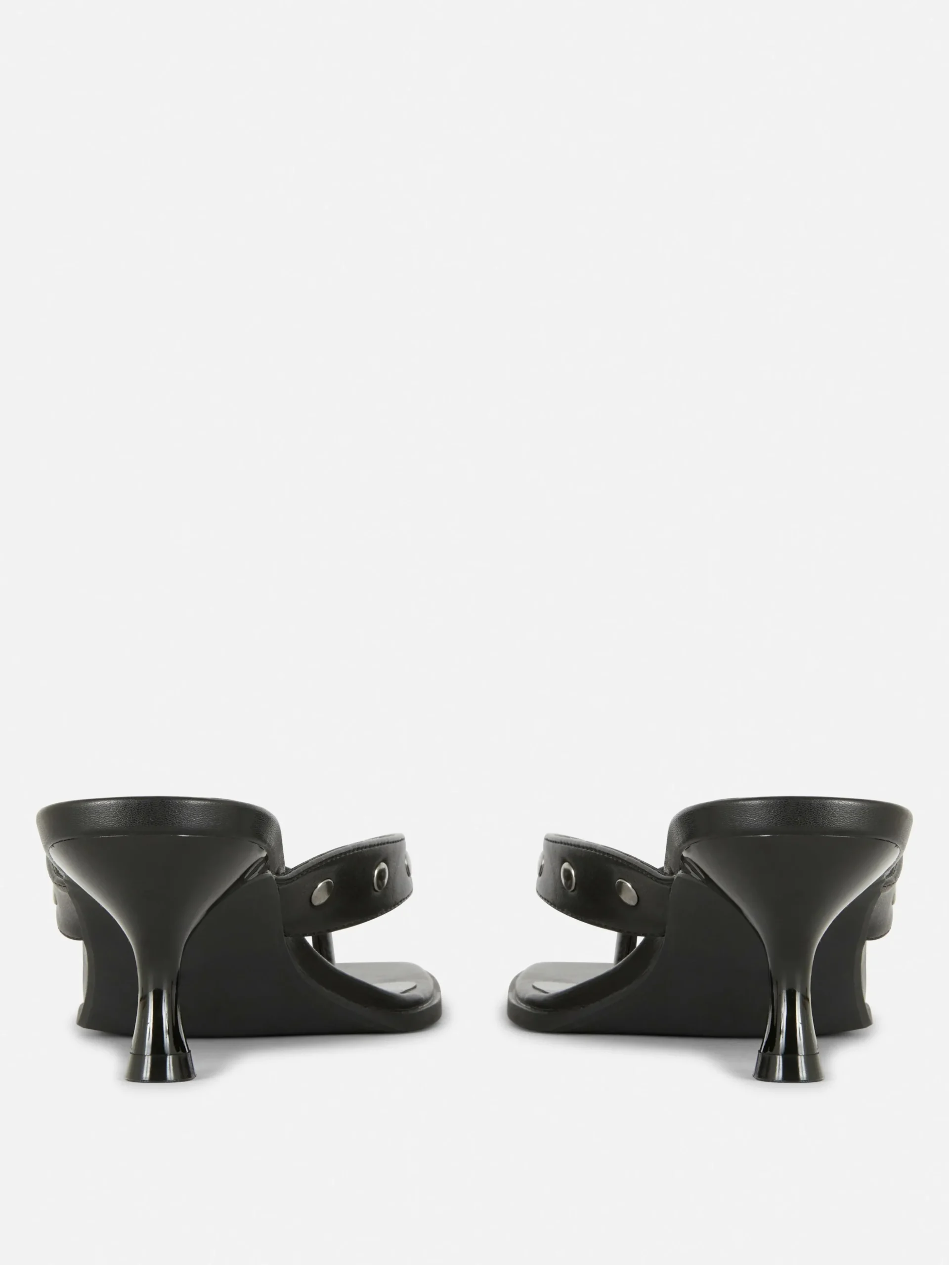 Chinelos Tachas Imitação Pele Rita Ora