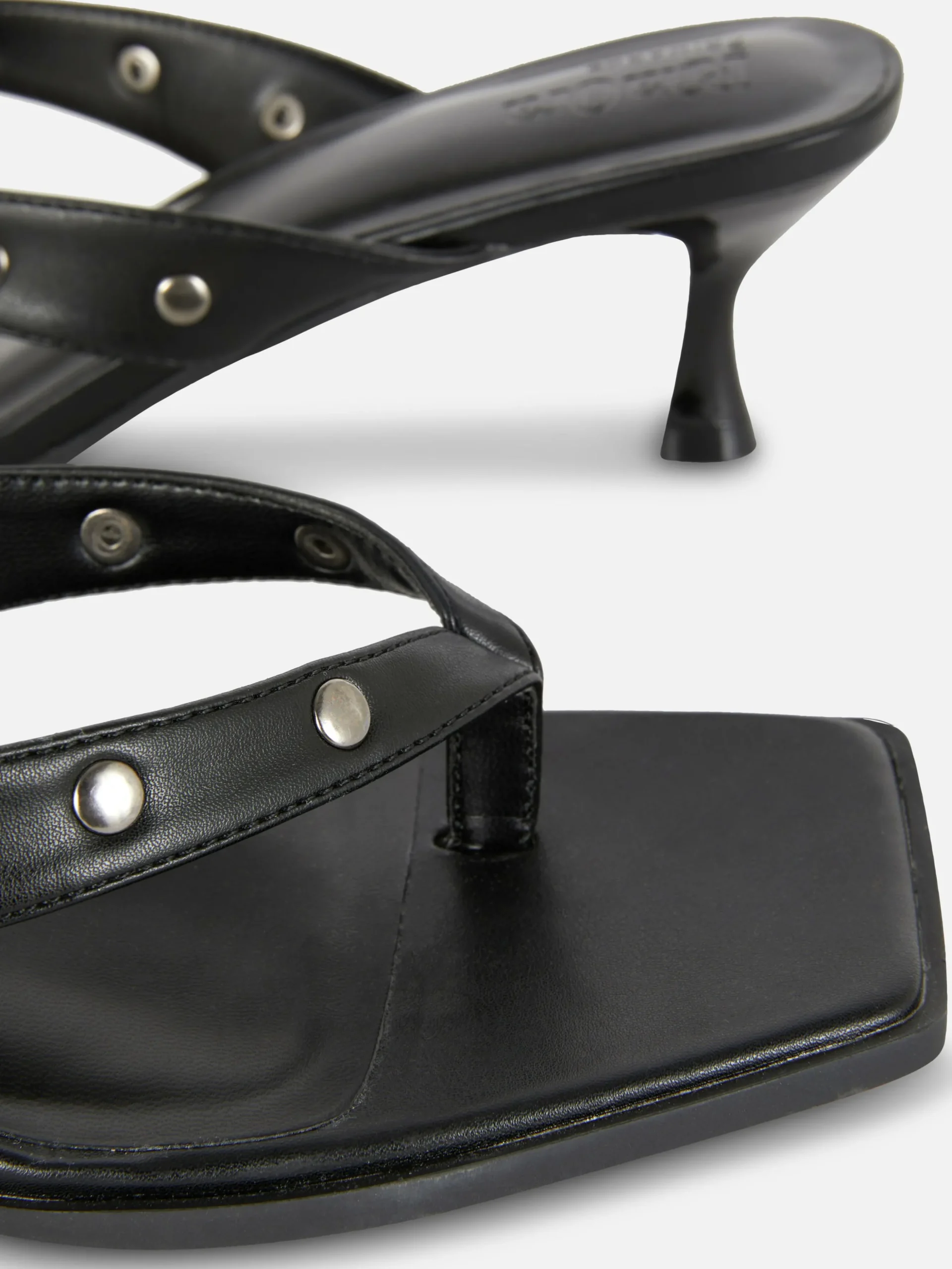 Chinelos Tachas Imitação Pele Rita Ora